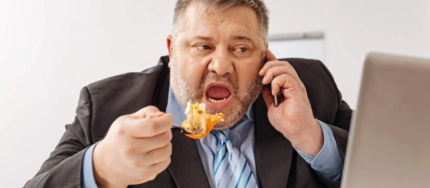 Αυτά είναι τα 4 συμπτώματα της υπερφαγίας που πρέπει να γνωρίζετε